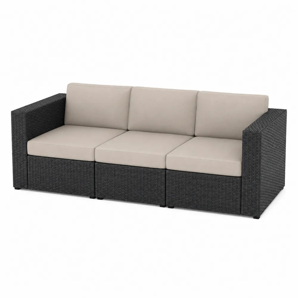 Trzyosobowa sofa ogrodowa z technorattanu z beżowymi poduszkami